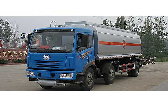解放小三軸化工液體運輸車